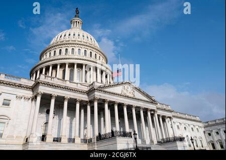 Washington, DC, États-Unis. 11 septembre 2020. 11 septembre 2020 - Washington, DC, États-Unis: Le drapeau américain volant à la moitié de l'équipe au-dessus du Capitole des États-Unis pour l'observance de 9-11. Crédit : Michael Brochstein/ZUMA Wire/Alay Live News Banque D'Images