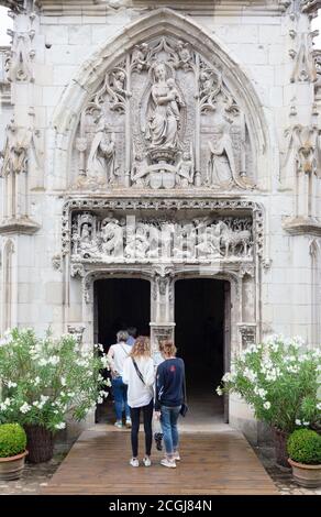 Amboise France; personnes à l'extérieur de l'entrée de la chapelle gothique du XVe siècle de Saint-Hubert, dans les jardins du Château d'Amboise, Amboise France Banque D'Images