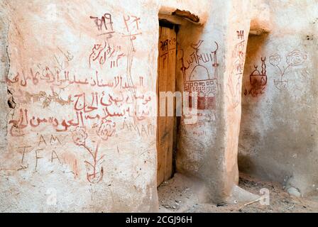 Graffiti arabe sur un mur dans le village médiéval de boue saharienne d'al Qasr, dans l'oasis de Dakhla, dans le désert occidental du Sahara, Nouvelle Vallée, Egypte. Banque D'Images