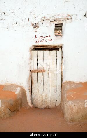 Graffiti arabe sur un mur dans le village médiéval de boue saharienne d'al Qasr, dans l'oasis de Dakhla, dans le désert occidental du Sahara, Nouvelle Vallée, Egypte. Banque D'Images