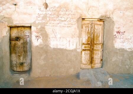 Graffiti arabe sur un mur dans le village médiéval de boue saharienne d'al Qasr, dans l'oasis de Dakhla, dans le désert occidental du Sahara, Nouvelle Vallée, Egypte. Banque D'Images