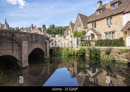 Combe, Grande-Bretagne - juillet 07. 2019: Style d'architecture de Typicla du sud de l'Angleterre, le village de Cotswold de Castle Combe, Angleterre Banque D'Images