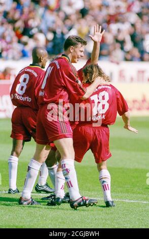 BayArena Leverkusen Allemagne 8.5.1999 , football: Bundesliga saison 1998/1999 match jour 31, Bayer 04 Leverkusen (B04, rouge) vs VfL Bochum (VFL, blanc) — de gauche à droite: ZE Roberto, Erik Meijer, Frank Hejduk (tous B04) Banque D'Images