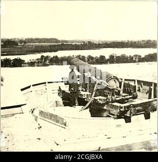 . L'histoire photographique de la guerre civile : en dix volumes . GROS CANONS PRÈS DE RICHMOND. FORT DARLING JAMES RIVER la portée étroite du James est balayée en liotli direeditive par le canon dans la photo supérieure, un grand fusil Brooke, fabriqué à TredegarIron Works dans la capitale confédérée. Le canon ci-dessous est un Columbiad avec la réapplication Brooke. Il est monté à l'intérieur de fort Darling, et pointe vers le bas de la James en direction de Chafiins Bluff, -isible au-delà du virage à gauche. DrewTys Bluff a commandé cette partie de la rivière si complètement qu'elle a été choisie comme le site des premières défenses construites à la hâte de Banque D'Images