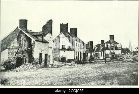 . L'histoire photographique de la guerre civile : des milliers de scènes photographiées 1861-65, avec le texte de nombreuses autorités spéciales . 1, PUB PATRIOT. BOUTIQUE KIDDI.KI) MAISONS IX FRFDFRK KSIURG. VIRGINIA comme la situation des affaires décrites par Grady comme face au soldat confédéré son retour à la maison, semble en images de ce genre. Le chaos est le résultat des bombardements de Burnsides de décembre 11. 1862. Lorsque les sharpshooters confédérés des toits et des fenêtres des maisons de Fredericksburg ont ouvert le feu sur les pontiers, l'artillerie fédérale a immédiatement retourné la lire, à 7 heures, a Banque D'Images