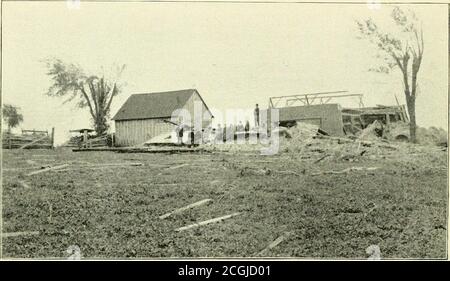 . Mont Morris : passé et présent; Une histoire illustrée du canton et du village de Mount Morris, comté d'Ogle, Illinois, dans leurs différentes étapes de développement, avec un répertoire biographique local . enj., decended à thecellar à l'approche du nuage, mais John, le fils aîné, a quitté la cave 160 MONT 3I0RRIS: PASSÉ ET PRÉSENT. Pour enquêter et a été attrapé par la tempête sur le côté sud de la maison.il a saisi un arbre, et d'une certaine manière miraculeux a réussi à l'y compris vintil la perturbation craintive avait passé, notstandingle fait que l'arbre était brok Banque D'Images