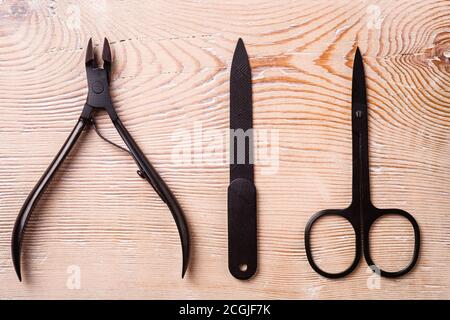 Ensemble d'outils et d'accessoires de manucure et pédicure sur panneau en bois, vue du dessus Banque D'Images