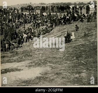 . L'histoire photographique de la guerre civile : des milliers de scènes photographiées 1861-65, avec le texte de nombreuses autorités spéciales . LA PRÉPARATION DES RATIONS DES CONQUÉRANTS Capture n'était pas un mal inmitigé pour les soldats confédérés dans la campagne Wilderness. L'Armyof Northern Virginia avait déjà percé sa ceinture en raison de la défaillance des approvisionnements; Mais les troupes de l'Union étaient abondamment approvisionnées en wagons-trains, et les hommes gris capturés près de leur base de fournitures à Belle Plain étaient sûrs au moins d'un bon repas. Les prisonniers confédérés ont été capturés Banque D'Images