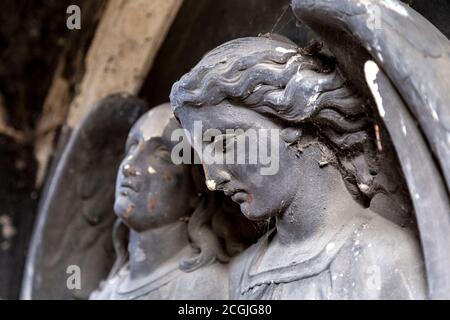 Sculptures funéraires d'anges dans une tombe de l'un des sept magnifiques cimetières victoriens Kensal Green Cemetery, Londres, Royaume-Uni Banque D'Images