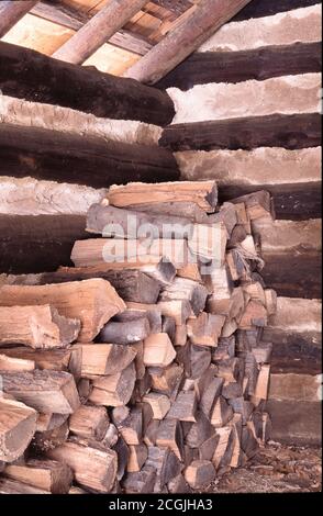 Pile de bois de feu à l'intérieur de la cabine des officiers à Valley Forge Photo libre de droits Banque D'Images