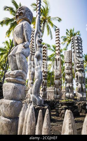 Un regroupement d'images en bois Ki'i à pu'uhonua o Honaunau Parc national historique sur Hawaii la Grande île Banque D'Images