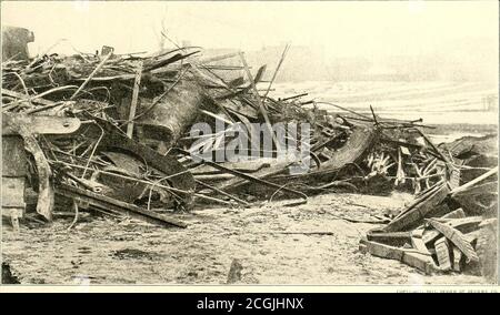 . L'histoire photographique de la guerre civile : en dix volumes . GIAKDIXG LE O. & A. PRÈS DE UNION MILLS Jacksons raid autour de l'armée des papes sur les stations de Bristoc et de Manassas en août 18G2, tiiuit les généraux fédéraux que l)otli chemin de fer et base de fournitures doivent être gardés. L'armée du pape était hors de subsistance et de fourrage, et le chemin de fer à voie unique était inailaiquequate. DÉBRIS 1-1{().M .JA( KSONS RAID SUR LE CHEMIN DE FER ORANGE ET ALEXANDRIA ce tas de ferraille à Alexandrie était composé des restes de voitures et de moteurs détruits par Jackson aux stations Bristoe et Manassas. Le chef de la Confédération a défilé fif Banque D'Images