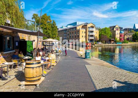 Les gens qui apprécient le temps d'été au café Canal No 5 sur Regent's Canal près de City Road Basin, Londres, Royaume-Uni Banque D'Images