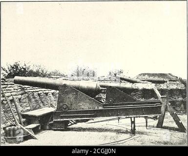 . L'histoire photographique de la guerre civile : en dix volumes . UNE BATTERIE DE SIÈGE SANS PRÉCÉDENT batterie fédérale O. 1 avant Yorktown.—jamais auparavant une batterie de siège aussi lourde n'avait été montée. Il a été phieed à un demi-mile loin de l'Université York que la batterie n ° i. De ses six canons Parrott, cinq lllO-Pounders et un 200-Pounder, il pourrait à un seul FIR-ing dro|i 7(M) poimds de .shot et de coquillages sur les fortifications et atterrissage à Yorktown, à trois miles de distance. Il s'est ouvert le 1,1862 mai, avec tel (en bombardant eHeet que l'évacuation de la ville a été grandement accélérée, se produisant deux jours plus tard. The.se P Banque D'Images