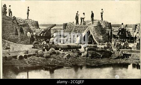 . La guerre civile à travers l'appareil photo : des centaines de photos éclatantes prises en temps de guerre civile, ainsi que la nouvelle histoire d'Elson . LE PARROTT EN BATTERIE FORT ce fusil à 300 canons a été dirigé contre fort Sumter et Battery Wagner. La longueur de l'alésage du canon avant qu'il n'éclate était de 13C pouces. Il pesait 26,000 livres. Il a tiré un projectile d'un poids de 250 livres, avec une charge maximale de poudre de 25 livres.le pistolet a été fracturé au vingt-septième tour par une coquille éclatant dans le museau, soufflant environ 20 pouces du canon.après l'éclatement le pistolet a été ébréché au-delà de la Banque D'Images