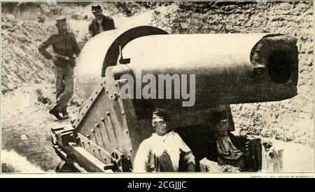 . La guerre civile à travers l'appareil photo : des centaines de photos éclatantes prises en temps de guerre civile, ainsi que la nouvelle histoire d'Elson . -» U LE PHARE AU-DESSUS DES DÉBRIS. LE PARROTT EN BATTERIE FORT ce fusil à 300 canons a été dirigé contre fort Sumter et Battery Wagner. La longueur de l'alésage du canon avant qu'il n'éclate était de 13C pouces. Il pesait 26,000 livres. Il a tiré un projectile pesant 250 livres, avec une charge maximale de poudre de 25 livres.le canon a été fracturé au vingt-septième tour par une coquille éclatant dans le museau, soufflant environ 20 pouces du canon.après la bursti Banque D'Images