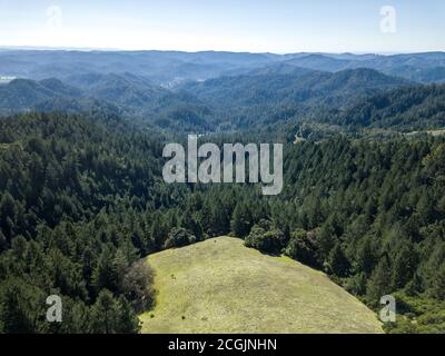 Vue d'ensemble III - vue aérienne de l'aire de loisirs de l'État d'Austin Creek. Guerneville, Californie, États-Unis Banque D'Images