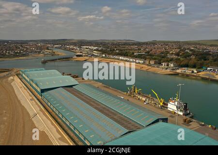 Vue aérienne depuis Southwick Beach en direction du quai et de la rivière Adur. Banque D'Images