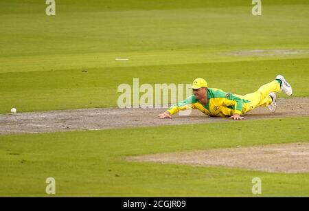 Le Marcus Stoinis d'Australie tente d'arrêter le ballon lors du premier match de l'ODI du Royal London à Emirates Old Trafford, Manchester. Banque D'Images