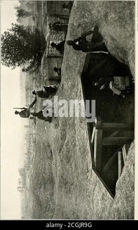 . L'histoire photographique de la guerre civile : en dix volumes . F COMMENTAIRES CO, LA RUINE DES CAPOTS RETRAITE—VOITURES DÉMOLIES ET LAMINOIR la nuit d'août,?lst, en liis hoiuhiiarters près de Jonesboro, Slierman ne pouvait pas traîner). Ce jour-là avait vaincu la force envoyée contre lui à Jonesboro et les avait coupés de leur retour à Atlanta. Thiswas Hoods a fait son dernier effort pour sauvegarder ses communications. Vers minuit .sons de l'explosion de coquillages et de whatsemblaient comme des volées de mousquetry aro.sc dans la direction d'Atlanta. La journée avait été passionnante dans cette ville.fournitures et munitions que Hood pouvait transporter Banque D'Images