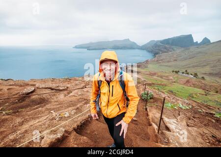 Jeunes mâles randonneurs en sentier de randonnée sur la pointe de Sao Lourenco avec vue sur la baie de l'océan Atlantique fin février, île de Madère, Portugal. ActiV Banque D'Images