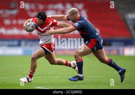 St Helens Regan Grace (à gauche) tente d'échapper au défi de Jordan Abdoull de Hull KR lors du match de la Super League de Betfred au stade totalement Wicked, St Helens. Banque D'Images