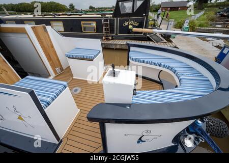 Impressionnante poupe d'un tout nouveau bateau à narrowboat amarré dans un port de plaisance sur les voies navigables du Royaume-Uni. Banque D'Images
