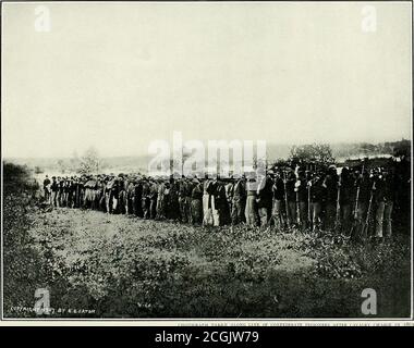 . Photographies originales prises sur les champs de bataille pendant la guerre civile des États-Unis . L'IHUTUGKAPH A PRIS FTEK LA BATAILLE DE CHANCELLORSVILLE EN 1S63—LE GÉNÉRAL DE DIVISION JOSEPH HOOKER ET SON PERSONNEL. LA retraite des Chancellerie-ville a commencé le 4 mai 1863. Au milieu d'une pluie battante, avec des wagons à munitions et un centre de cavalerie à la base de la boue, les Fédaraux se sont déplacés vers le Rappa-hannock. Les piles pondereuses, avec des roues lourdes enveloppées dans des barettes, passèrent la route. Thenlame l'ordnance fournit des trains, entoronnés dans des bandes de tissu, suivi par des colonnes de l'infan d'exploitation Banque D'Images