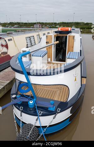 Impressionnante poupe d'un tout nouveau bateau à narrowboat amarré dans un port de plaisance sur les voies navigables du Royaume-Uni. Banque D'Images