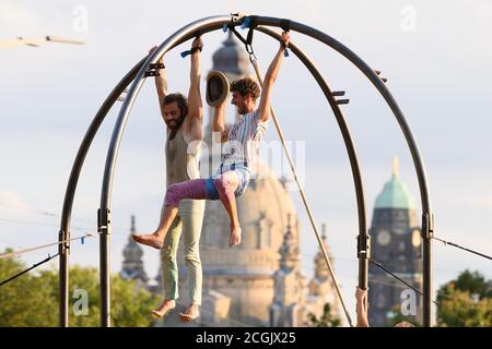 Dresde, Allemagne. 11 septembre 2020. Deux artistes du petit groupe de cirque 'FahrAway' de Suisse sont suspendus d'un échafaudage lors d'une représentation devant la Frauenkirche. La représentation fait partie du festival de théâtre de la Societaetstheater Dresden pour l'ouverture de la saison. Credit: Sebastian Kahnert/dpa-Zentralbild/dpa/Alay Live News Banque D'Images