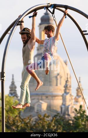 Dresde, Allemagne. 11 septembre 2020. Deux artistes du petit groupe de cirque 'FahrAway' de Suisse sont suspendus d'un échafaudage lors d'une représentation devant la Frauenkirche. La représentation fait partie du festival de théâtre de la Societaetstheater Dresden pour l'ouverture de la saison. Credit: Sebastian Kahnert/dpa-Zentralbild/dpa/Alay Live News Banque D'Images