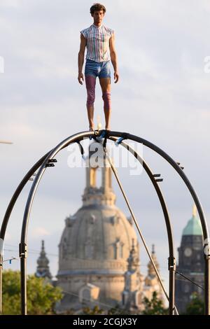 Dresde, Allemagne. 11 septembre 2020. Un artiste du petit groupe de cirque 'FahrAway' de Suisse se tient sur un échafaudage lors d'une représentation devant la Frauenkirche. La représentation fait partie du festival de théâtre de la Societaetstheater Dresden pour l'ouverture de la saison. Credit: Sebastian Kahnert/dpa-Zentralbild/ZB/dpa/Alay Live News Banque D'Images