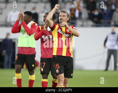 Yannick Cahuzac de Lens célèbre avec ses coéquipiers la victoire qui suit Le championnat de France Ligue 1 match de football entre RC Lens (Club de course de Banque D'Images