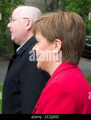 Uddingston, Écosse, Royaume-Uni. Photo : (à droite) Nicola Sturgeon - Premier ministre d'Écosse et chef du Parti national écossais (SNP), vu avec son mari, (à gauche) Peter Murrell PDG du Parti national écossais (SNP), Visite de son bureau de vote local pour voter aux élections européennes pour que le SNP garde l'Écosse en Europe. Crédit : Colin Fisher/Alay Live News. Banque D'Images