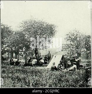 . Photographies originales prises sur les champs de bataille pendant la guerre civile des États-Unis . LE GÉNÉRAL JOSEPH HOOKER ET SON CHEVAL PRÉFÉRÉ À L'ANTIETAM SCOUTS ET GUIDES AVEC L'ARMÉE DU POTOMAC. PIQUETAGE EN TÊTE DE L'ARMÉE EN 1862, LES scouts et guides de la guerre civile ont sauvé les armées des manydeates par leur intelligence et leur courage. Sur eux reposaient la grande responsabilité de conduire les soldats à travers le pays inconnu à des positions avantageuses et sûres. Pendant la campagne de Penin-sula en 1862, un groupe de ces hommes s'assit devant l'un des Bradyscameras. Une photographie a également été fixée à un Banque D'Images