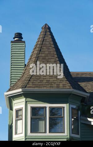 Tourelle conique à parois abruptes d'une maison de style révival de la Reine Anne restaurée à Vancouver, Colombie-Britannique, Canada Banque D'Images