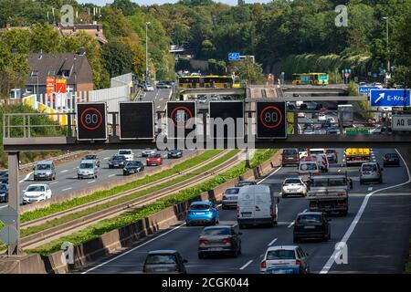 L'autoroute A40, Ruhrschnellweg, à Essen, gantries électroniques, ligne de bus, à la sortie Essen-Kray, NRW, Allemagne Banque D'Images