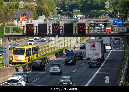 L'autoroute A40, Ruhrschnellweg, à Essen, gantries électroniques, ligne de bus, à la sortie Essen-Kray, NRW, Allemagne Banque D'Images