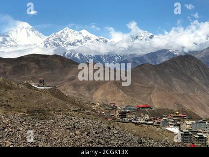 Les sommets enneigés des montagnes Dhaulagiri. Majestueux Himalaya.Village Ranipauwa, Mustang, Népal. Le temple principal de la vallée de Muktinath est le temple pagode du Seigneur Vishnu Banque D'Images