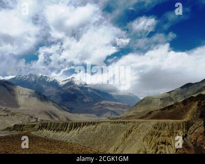 Admirez les montagnes et les falaises de l'Himalaya dans le royaume de Mustang, au Népal. Paysage majestueux. Nuages dans le ciel. Muktinath. Vallée de Kali Gandaki. Support Annapurna. Banque D'Images