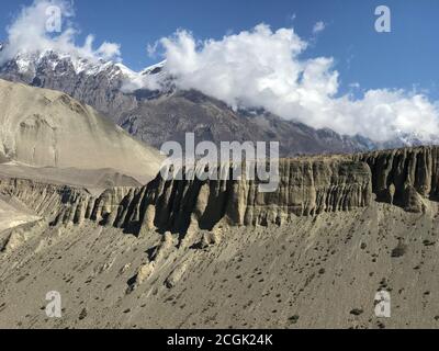 Montagnes de l'Himalaya au Népal, district de Mustang. Magnifique falaise. Magnifique paysage tibétain. Majestueux Himalaya. Banque D'Images