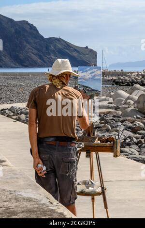 Artiste peignant un paysage marin Banque D'Images