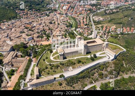 vue aérienne de la ville de spoleto, y compris le château médiéval ombrie italie Banque D'Images