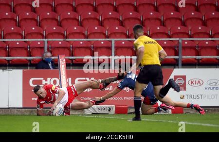 Le Jack Welsby de St Helens a fait un essai lors du match de la Super League de Betfred au stade de St Helens. Banque D'Images