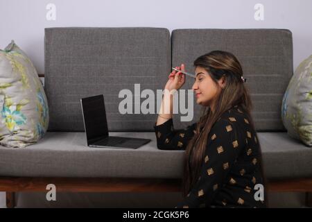 Sérieuse et sérieuse, jeune indienne, femme étudiante indépendante travaillant sur ordinateur portable. Banque D'Images