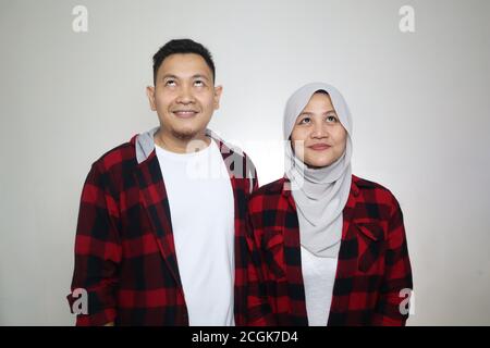 Portait de heureux couple asiatique musulman souriant, regardant et rêvant, mari et femme embrassant plein d'amour, concept de famille Banque D'Images