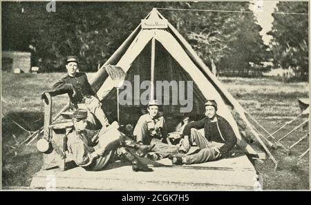 . L'histoire photographique de la guerre civile : des milliers de scènes photographiées 1861-65, avec le texte de nombreuses autorités spéciales . BRAVES SUDISTES À SHILOH dans le record du Sud de la bataille de Shiloh, le nom de l'Artillerie de Washington, de la Nouvelle-Orléans, se distingue en lettres rouges. Itwas composé du meilleur sang de la ville, les landies de leur époque. Ici, nous voyons les officiers de la Cinquième Compagnie, dans la première année de la guerre alors que les uniformes étaient lumineux, les ceintures d'épée à tuyaux, et les boutons à l'écoute. Inder le commandement du capitaine W. IrvingHodgson, cette compagnie a fait son nom de la très Banque D'Images