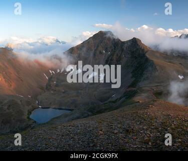 Le mont Toguzkolbashi 3296 m et le lac Shobaidak dans la gorge de Mukhinsky De la réserve Teberdinsky Banque D'Images