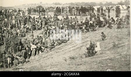 . L'histoire photographique de la guerre civile : des milliers de scènes photographiées 1861-65, avec le texte de nombreuses autorités spéciales . LA PRÉPARATION DES RATIONS DES CONQUÉRANTS Capture n'était pas un mal inmitigé pour les soldats confédérés dans la campagne Wilderness. L'Armyof Northern Virginia avait déjà percé sa ceinture en raison de la défaillance des approvisionnements; Mais les troupes de l'Union étaient abondamment approvisionnées en wagons-trains, et les hommes gris capturés près de leur base de fournitures à Belle Plain étaient sûrs au moins d'un bon repas. Les prisonniers confédérés ont été capturés Banque D'Images