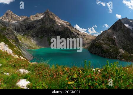 Lac alpin Klukhor à la frontière de la Russie avec l'Abkhazie Banque D'Images